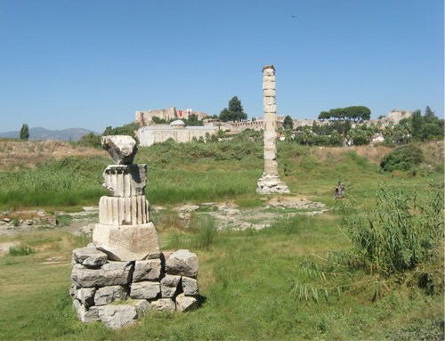 Развалины храма Артемиды; на заднем плане - храм, где похоронен Иоанн Богослов