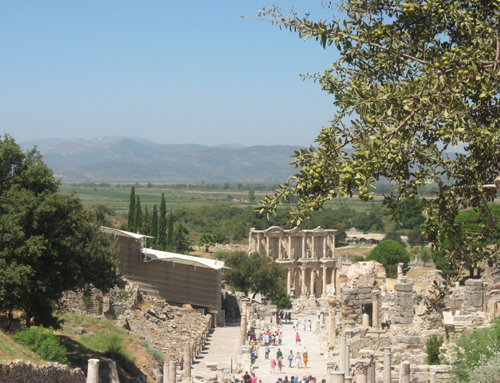 Центральная улица древнего Эфеса; вид на библиотеку